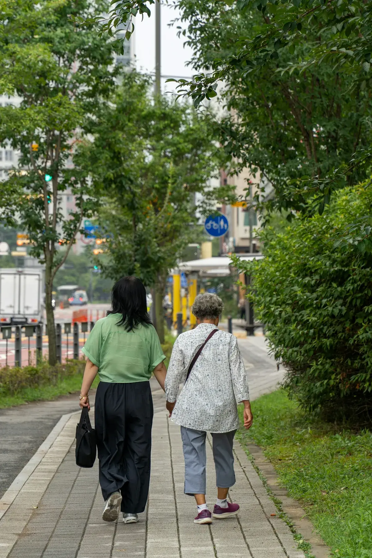 日本の家庭、ベッドサイドで心配そうにする家族