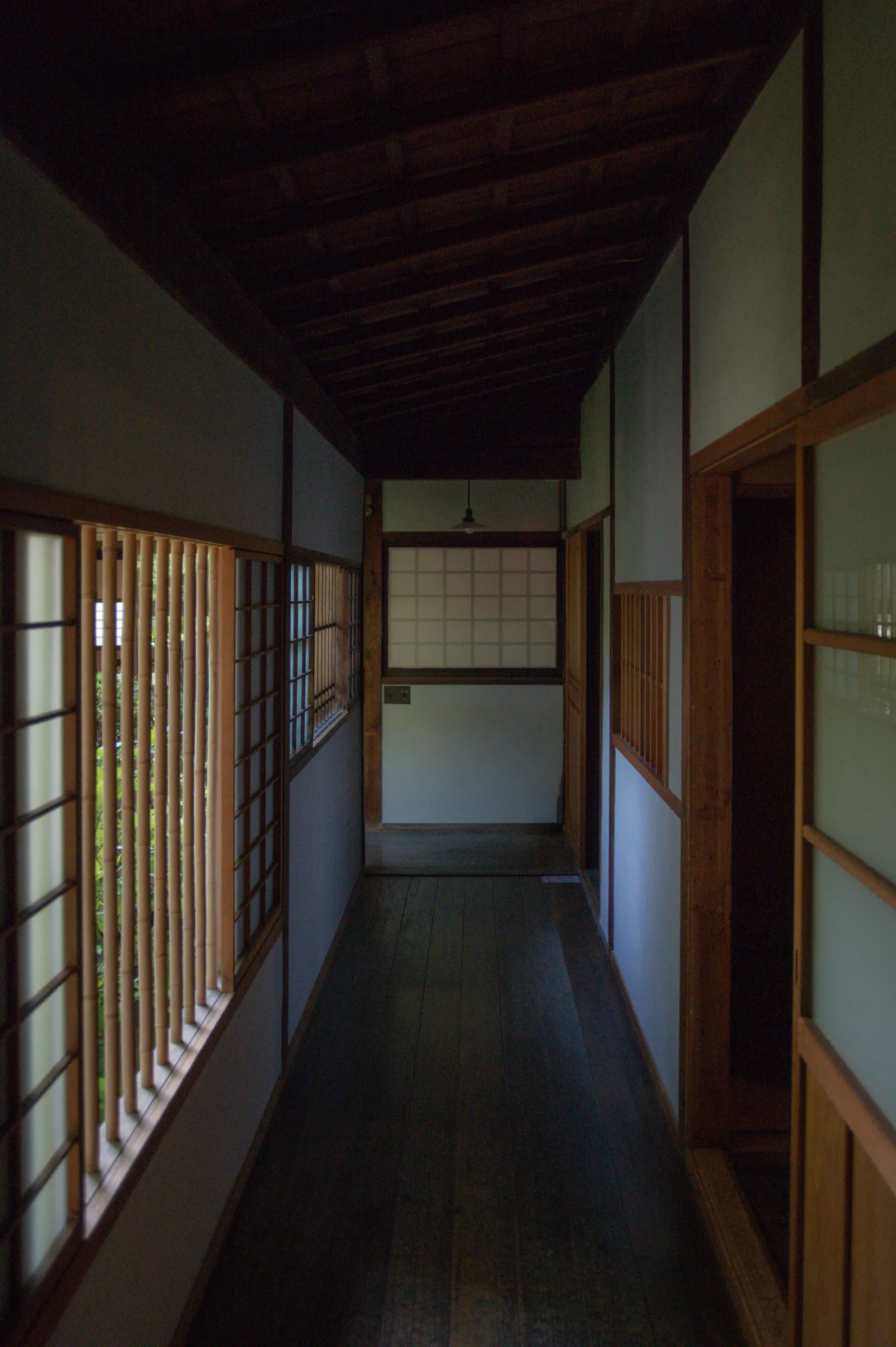 薄暗い家の廊下