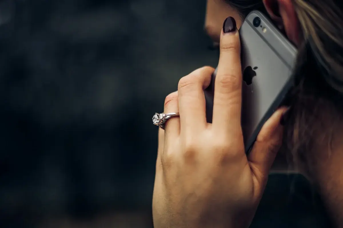 スマートフォンで電話をかけている