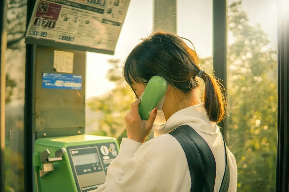 朝の電話で親の様子を確認する子ども