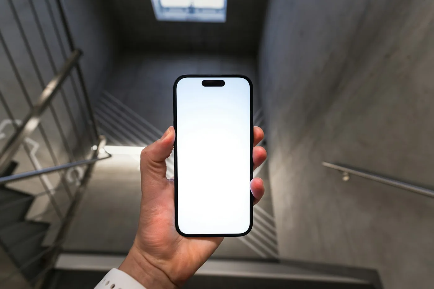 スマートフォンを手に持つ