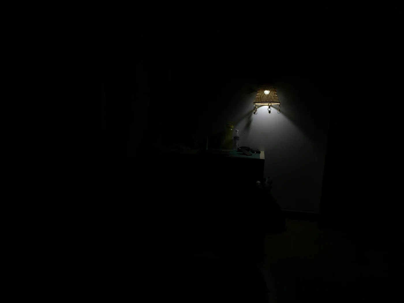 暗い部屋にともる小さな明かり