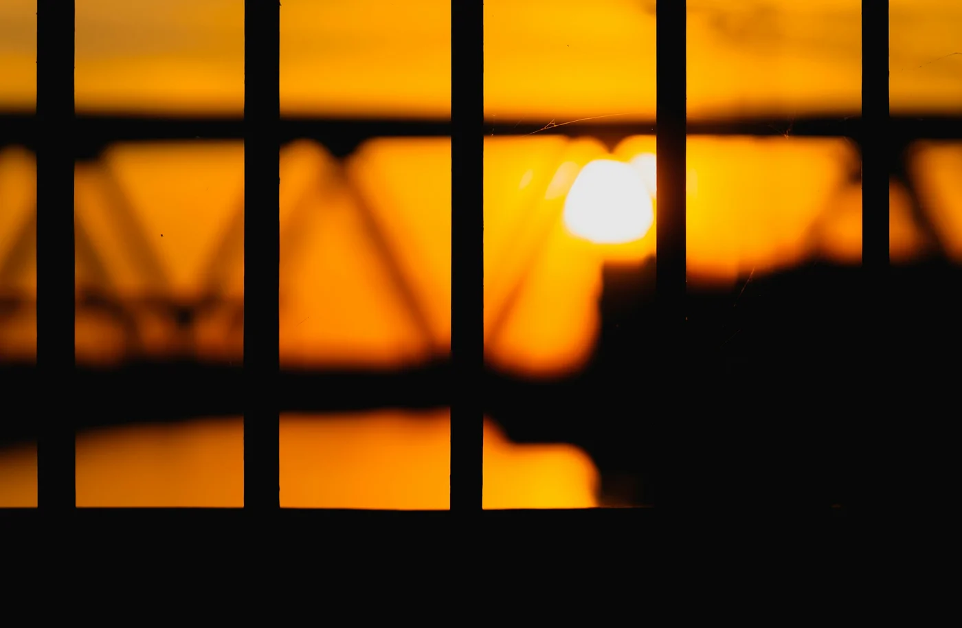 格子越しに見える夕日