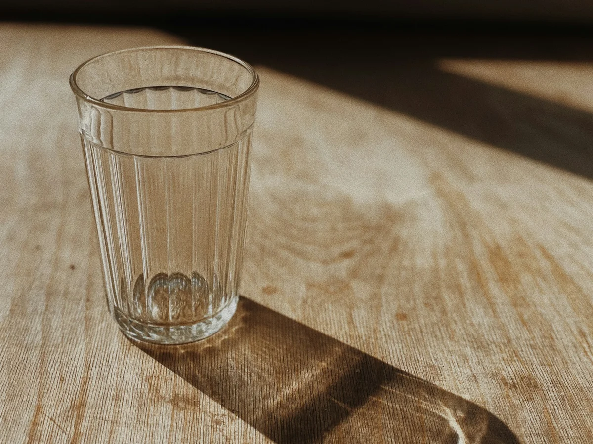 水の入ったコップ
