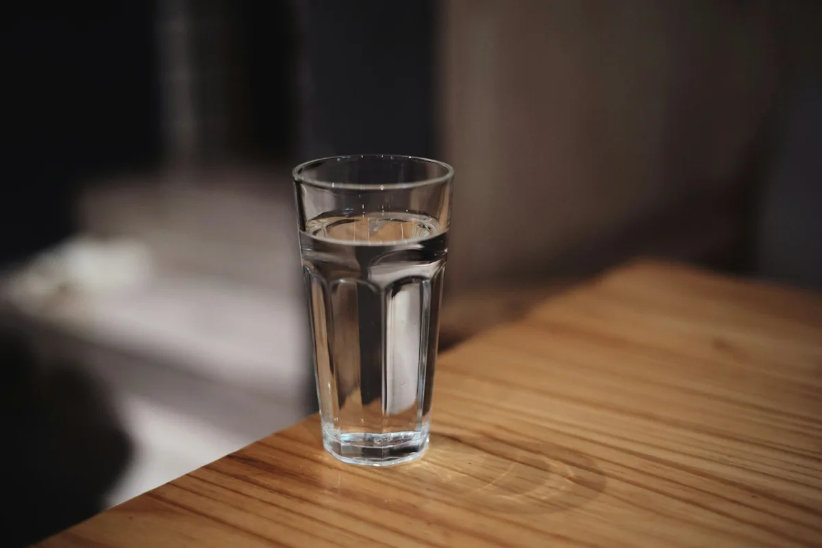 透明なコップに注がれた水