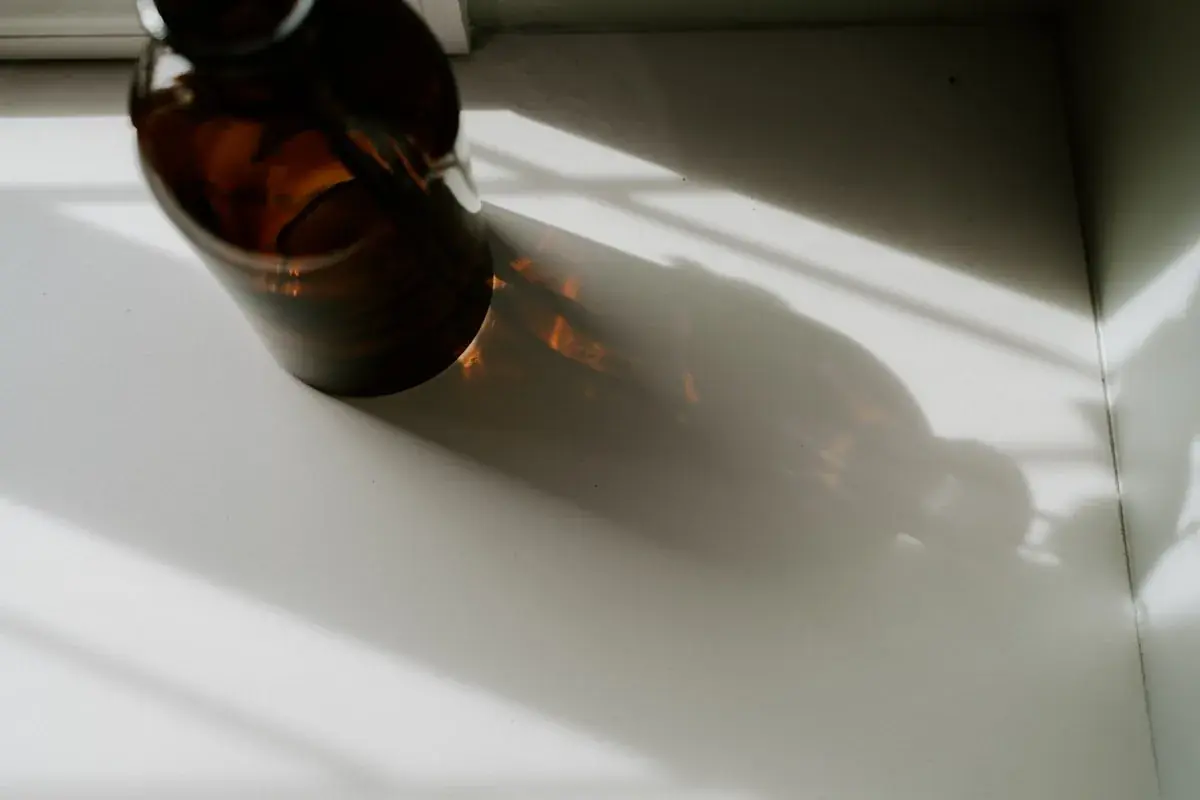 白いテーブルの上の薬ボトル