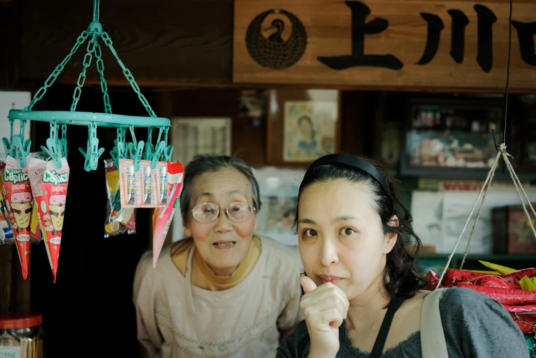 店先で並ぶ高齢の女性と若い女性