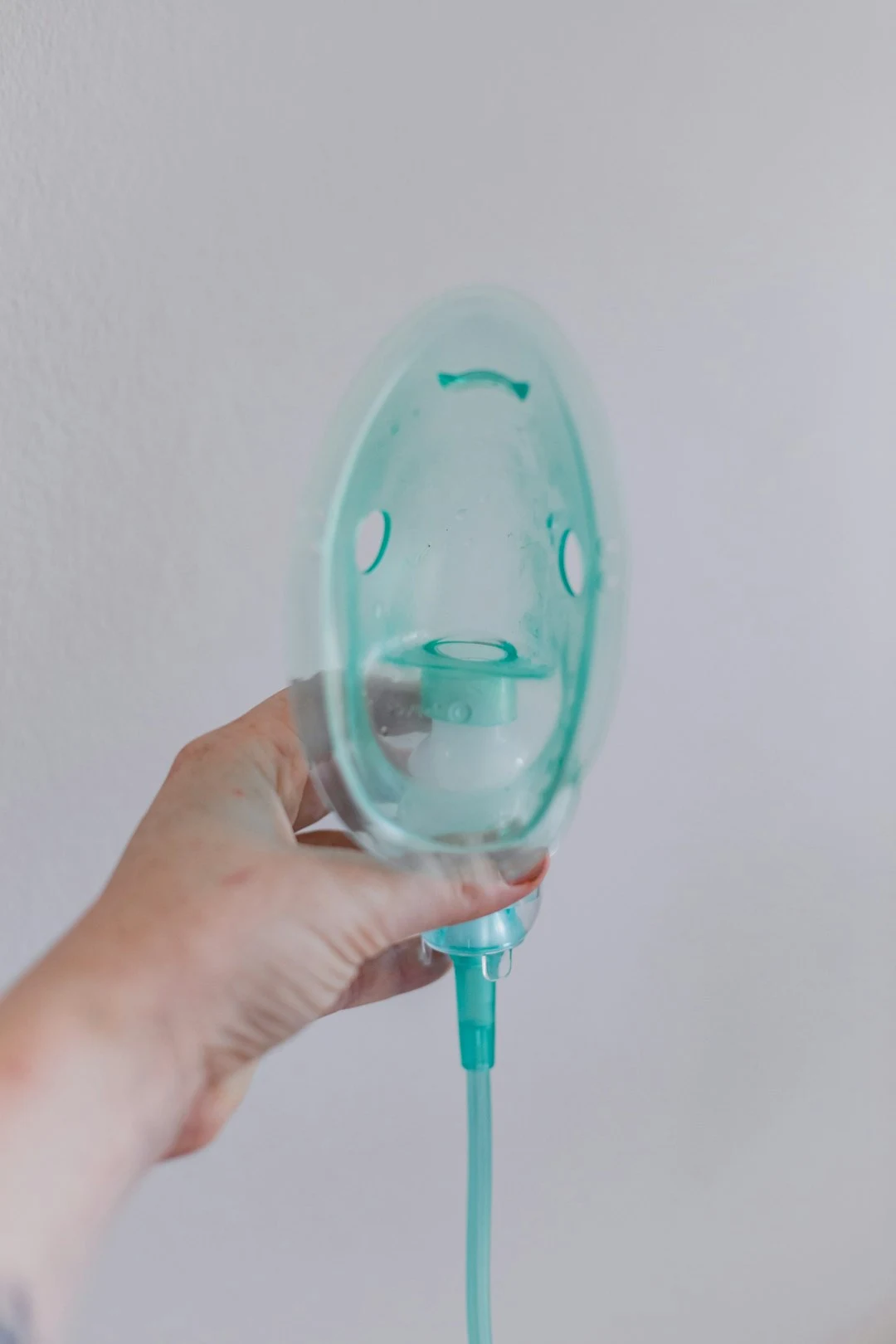 酸素マスクを手に持っているところ