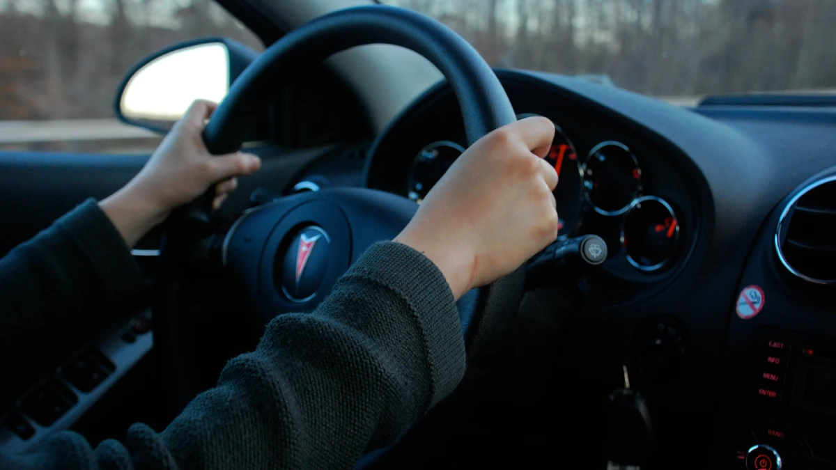 高齢の親の運転、いつやめる?——軽い事故+尿失禁が示す『脳のSOS』を家族が見抜く