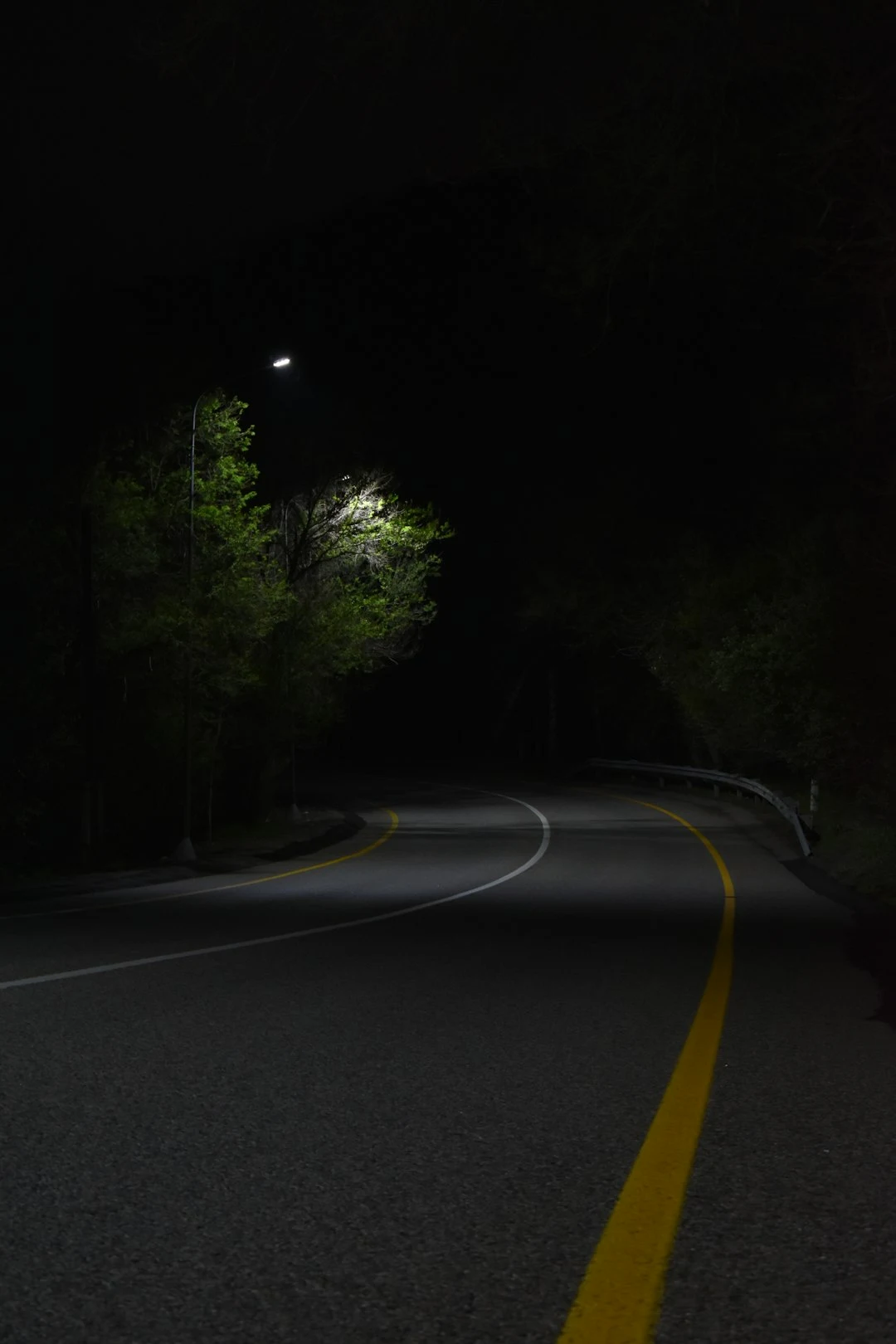 夜の道と街灯