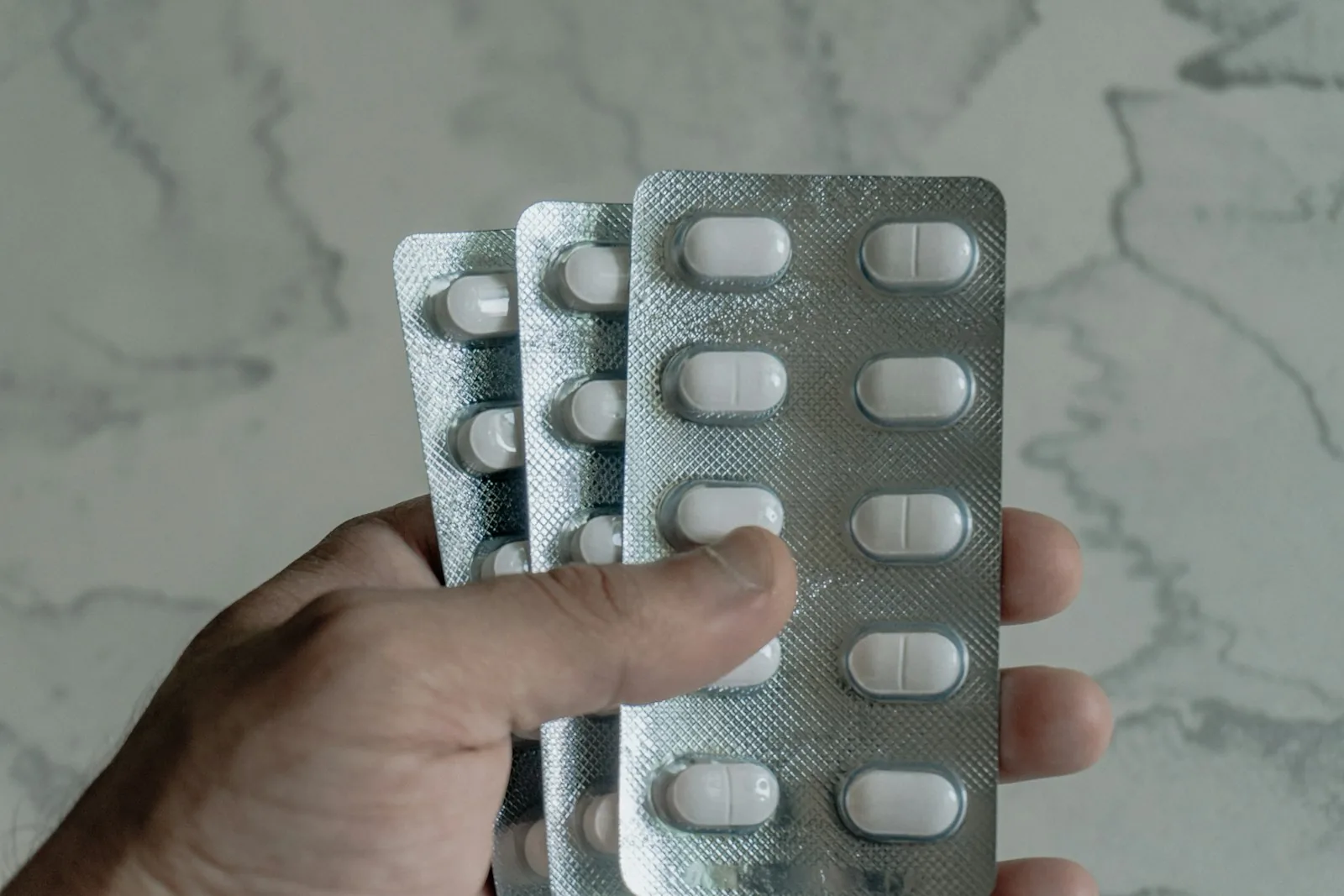 錠剤のシートを手に持っている