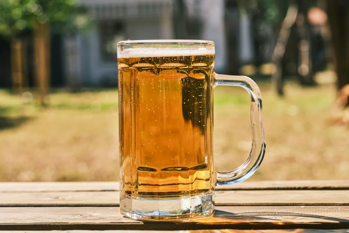 木のテーブルに置かれたビールのジョッキ