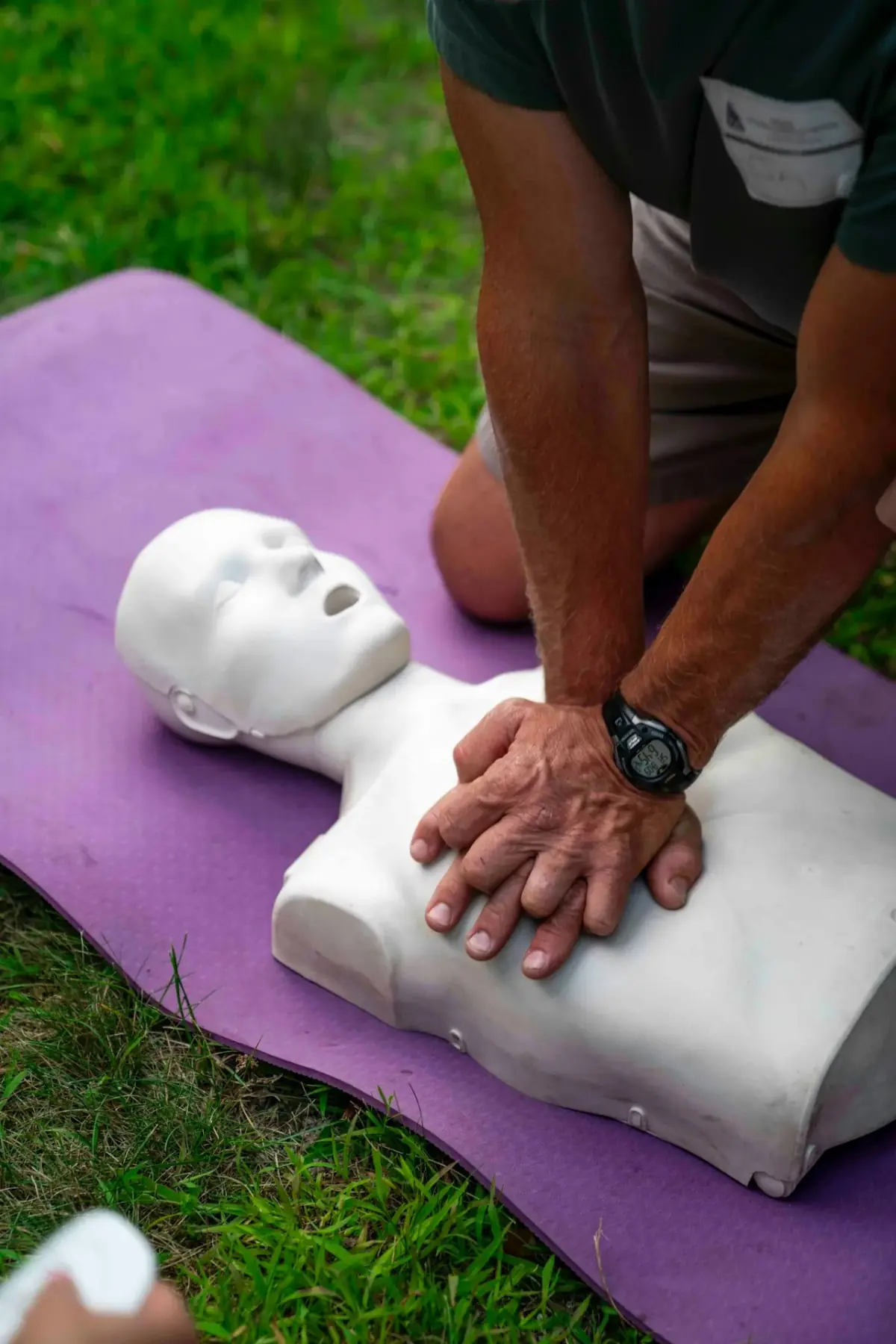 胸骨圧迫（CPR）のトレーニングをしている