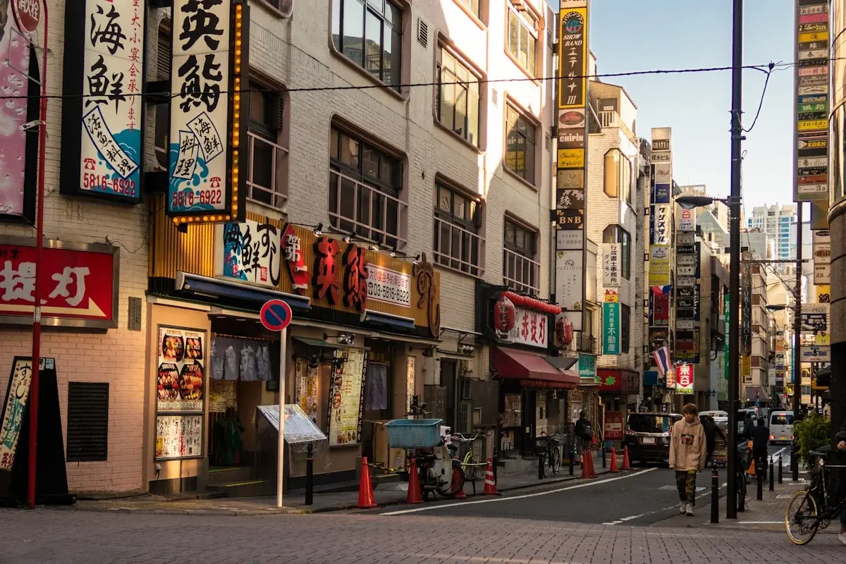 明るい街中で安心して歩いている人々