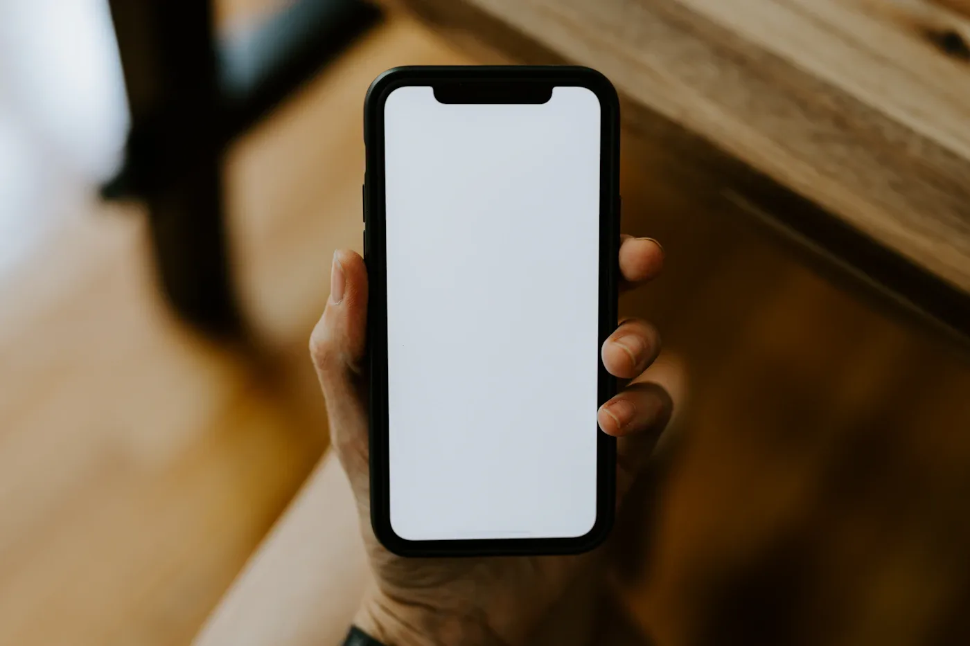 スマートフォンを持つ手
