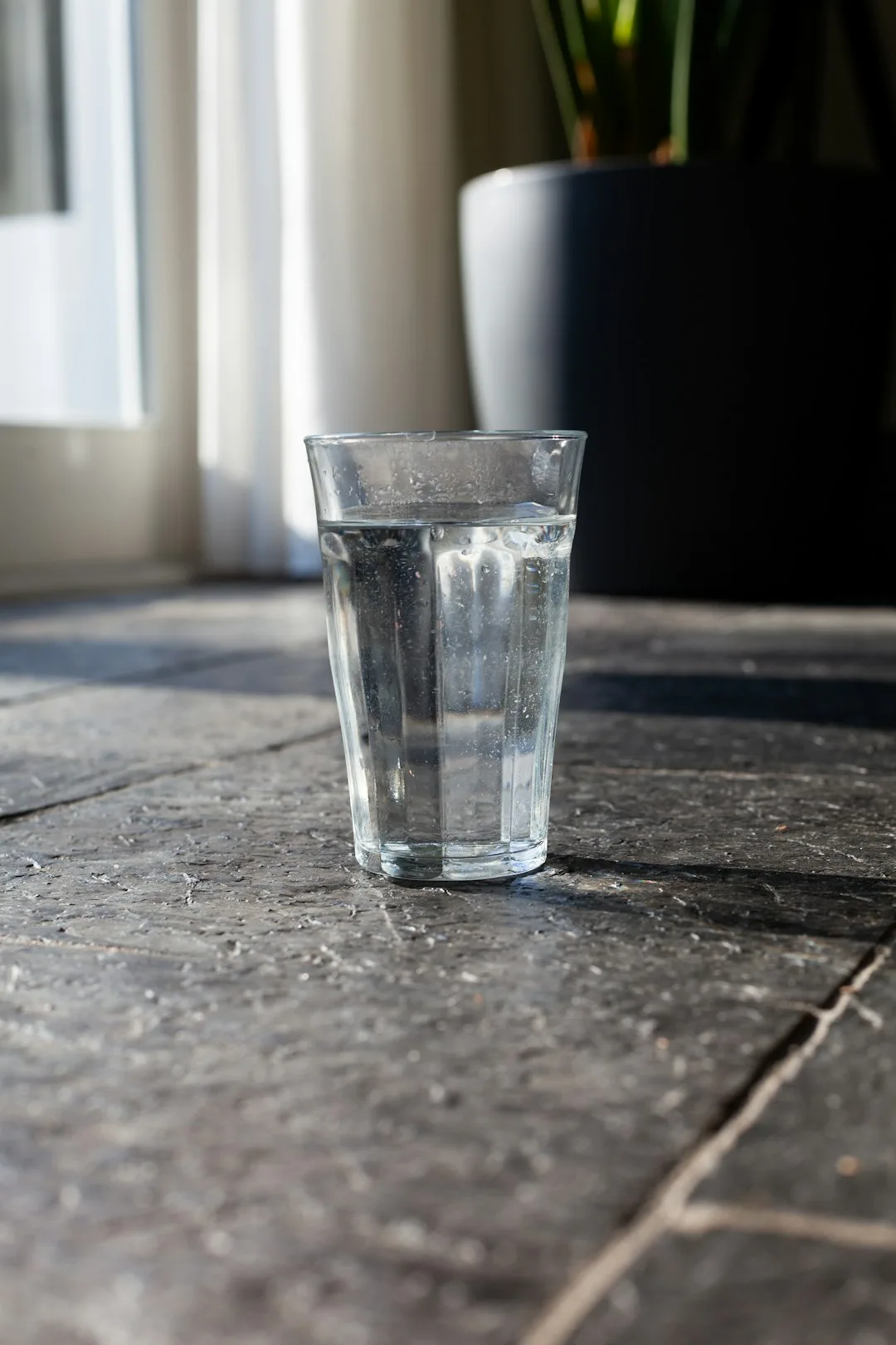 テーブルに置かれたコップの水