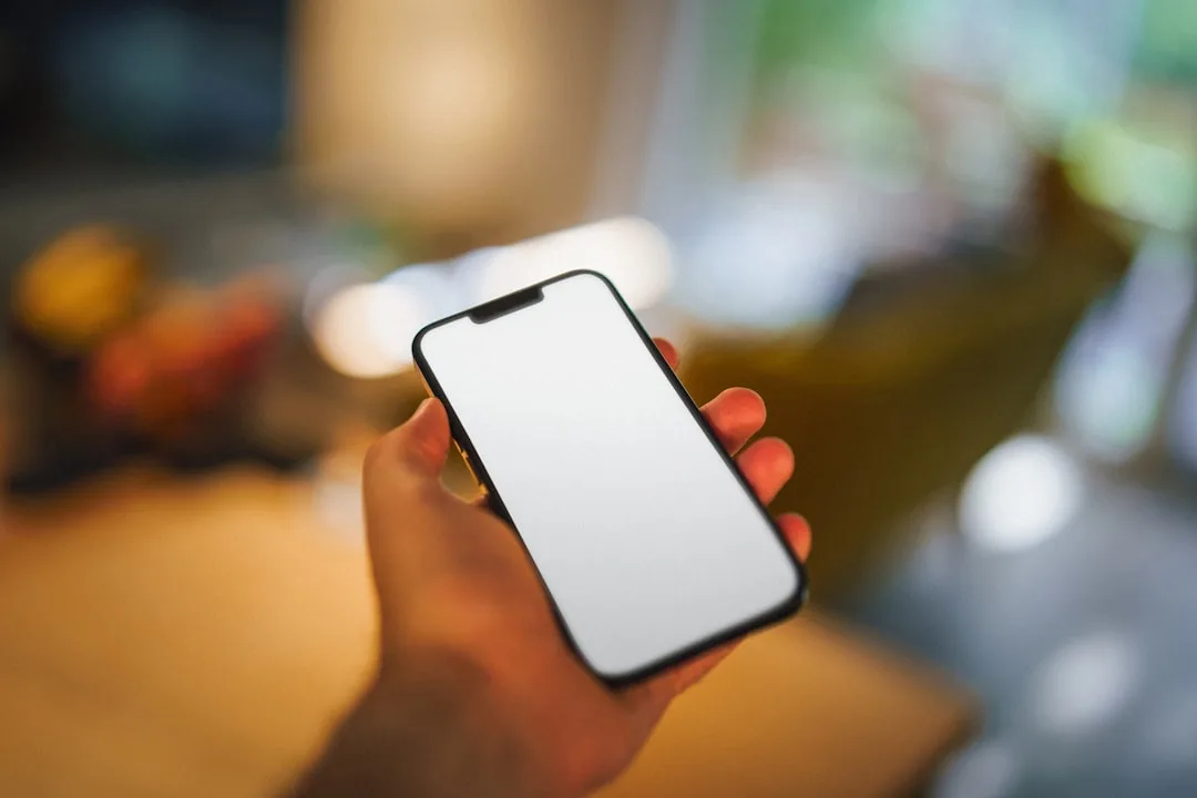 スマートフォンを持つ手元