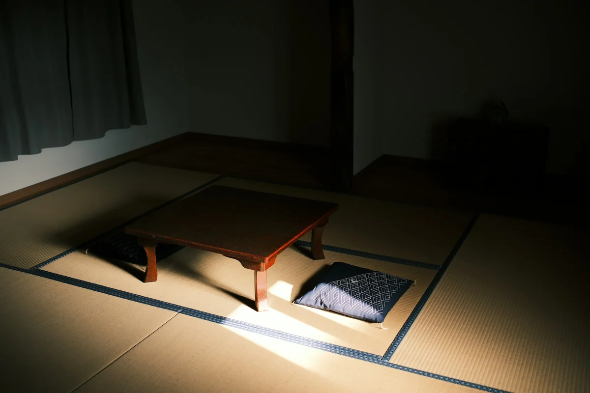 涼しい室内で横になって休んでいる様子