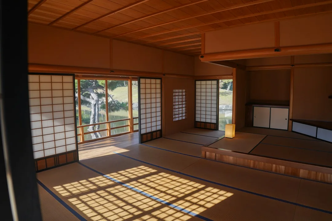 朝の光が差し込む和室