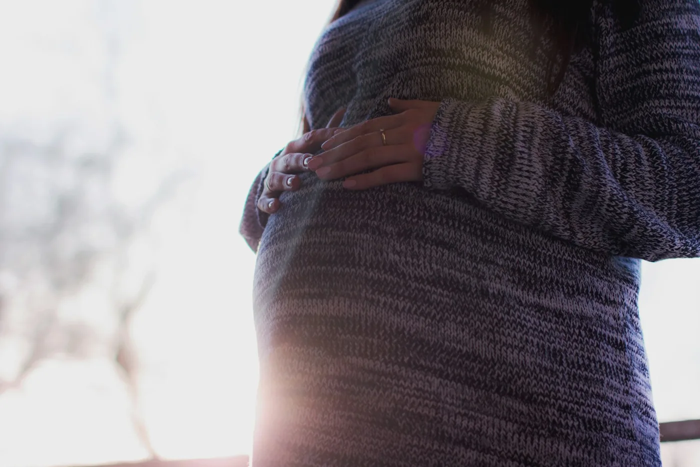「お腹が痛くて、出血もしています」——妊娠中の腹痛は、陣痛と“痛みが続くかどうか”で分かれます