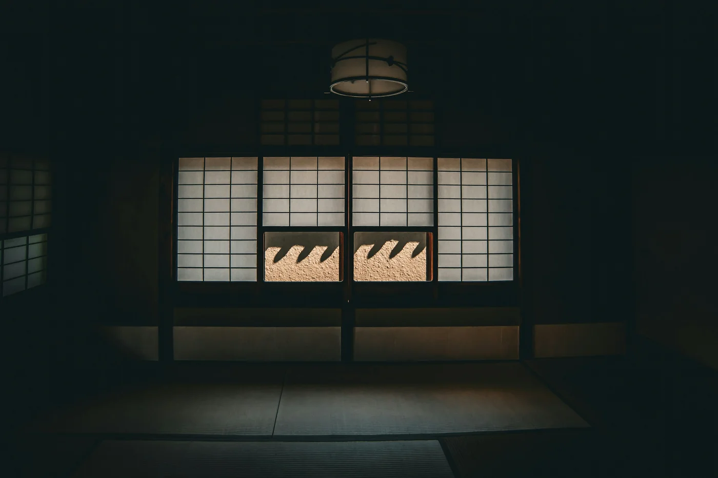 障子と行灯のある夜の和室