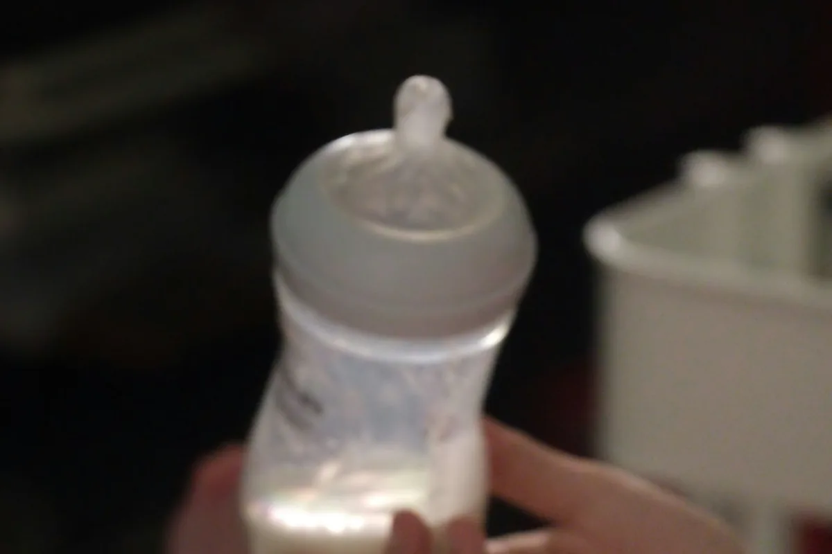 哺乳瓶を用意する手元