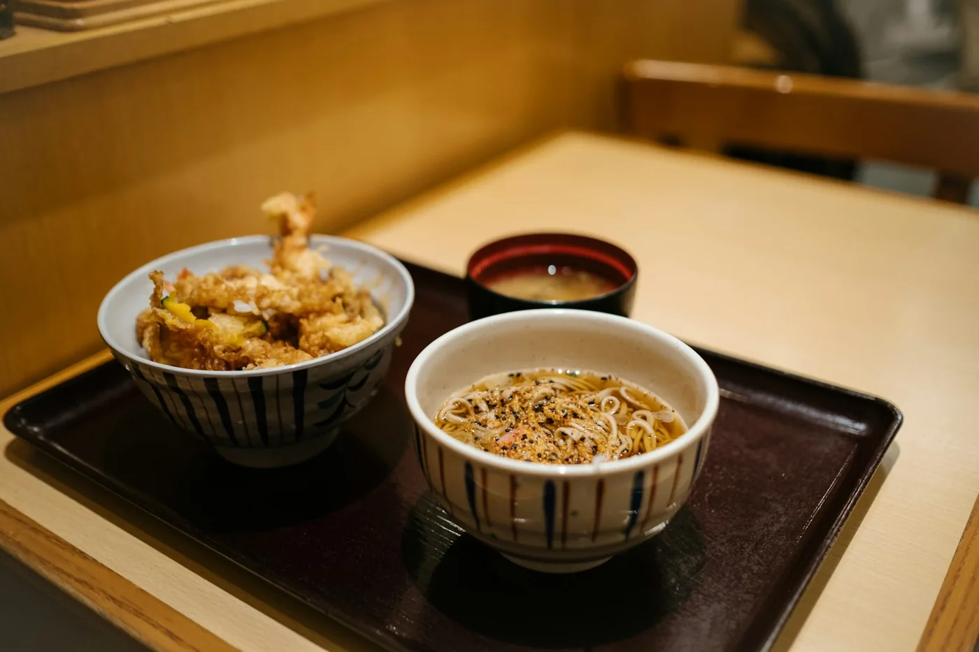 白い椀に注がれた温かいスープ