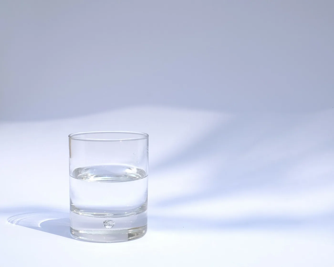 水がなみなみと注がれたガラスコップ