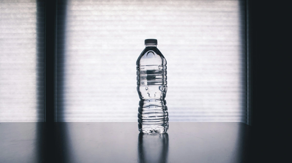 ペットボトルの水