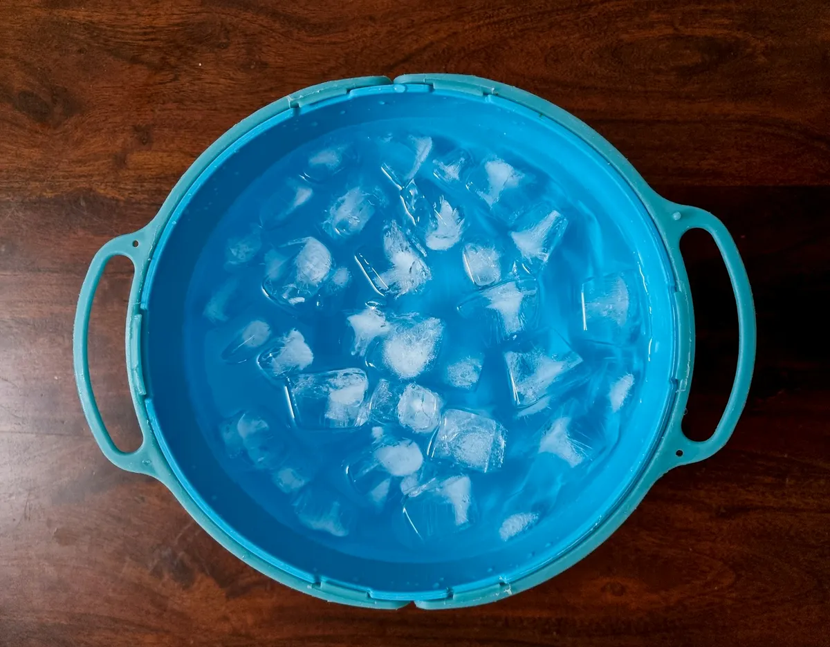 氷水を張った青いたらい