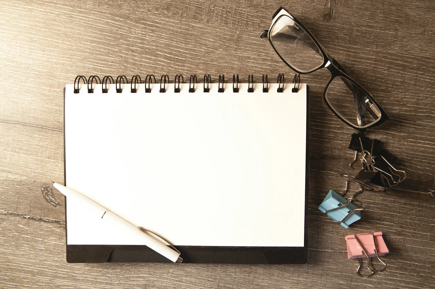 白紙のノートとペン