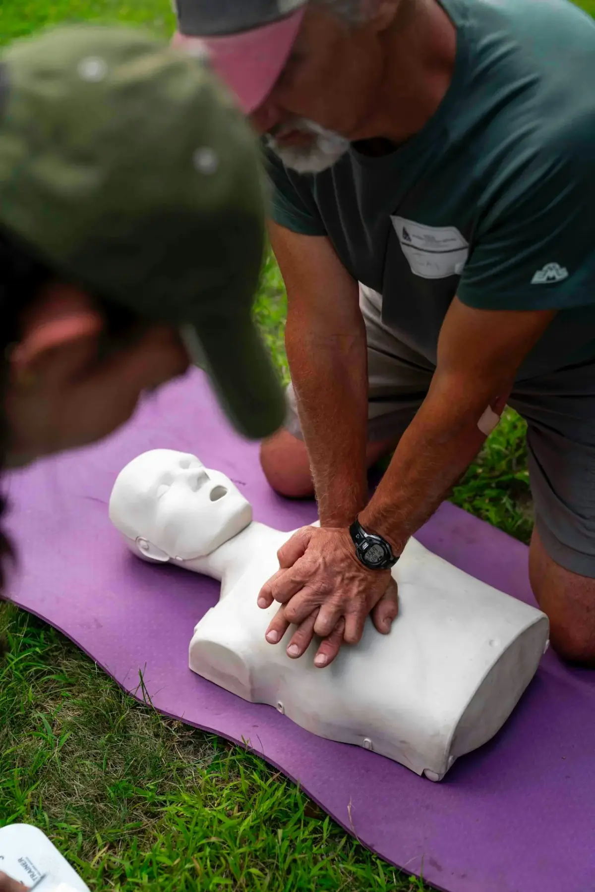 訓練用マネキンを使ったCPR（胸骨圧迫）の手技。手だけが見えている