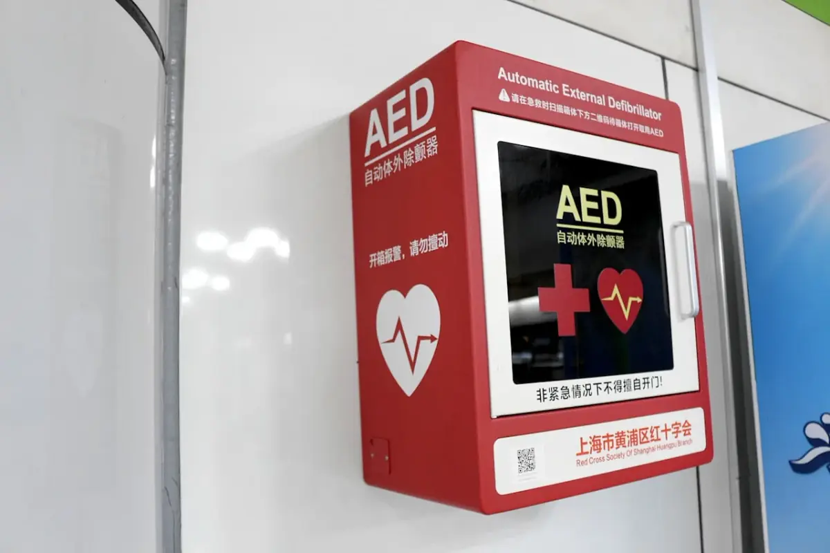 施設の壁に設置されたAED（自動体外式除細動器）のボックス